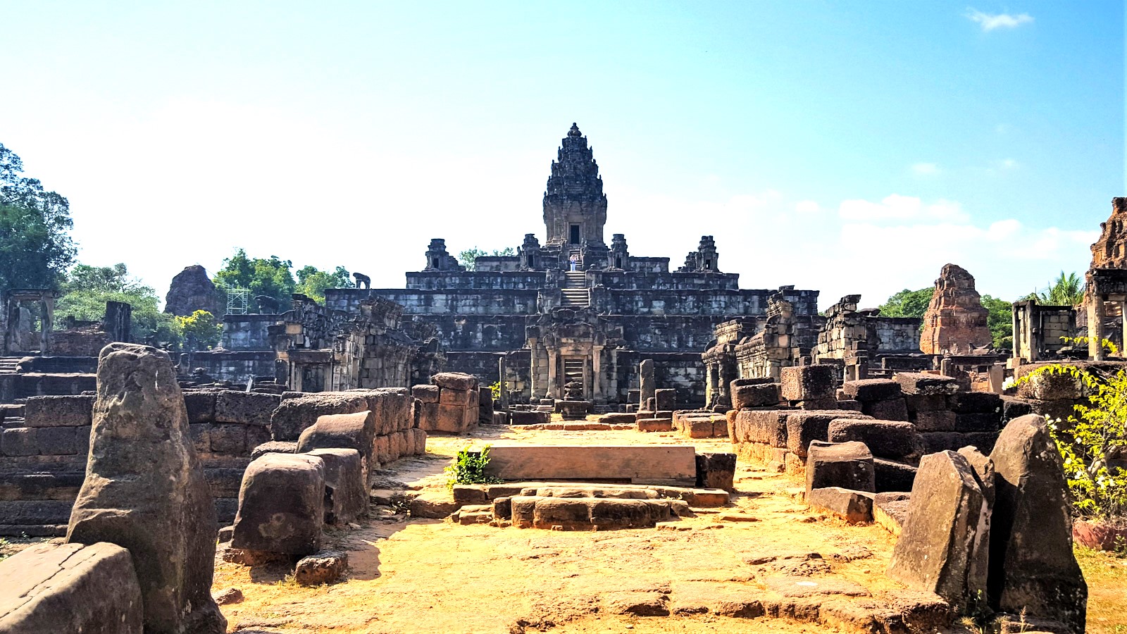 Read more about the article Visiting amazing Angkor Wat: Best 3-day Itinerary