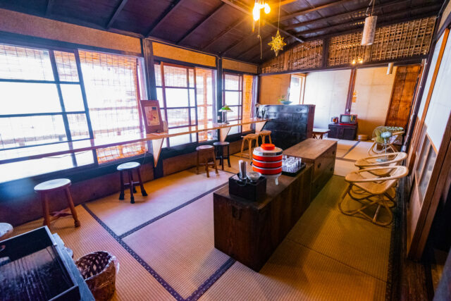 Interior of Hana Mo Mi Mo Café in Nagasaki, with tatami mats, wooden furnishings, and a cozy traditional Japanese atmosphere.