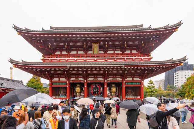 Crowds with umbrellas in front of the main gate of Senso-ji Temple in Asakusa, Tokyo, Japan